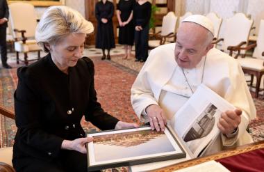 Svet žaluje: odzivi iz vseh koncev sveta ob smrti papeža Frančiška