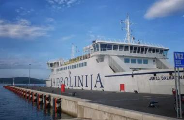 Kaos na Hrvaškem: Trajekt Jadrolinije zadel jadrnico, posadka reševala moškega iz morja