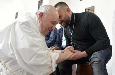 Zadnje dobro dejanje: znano, komu je papež dal vse, kar je imel na računu
