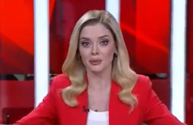Voditeljico televizije CNN Turk med potresom zgrabila panika