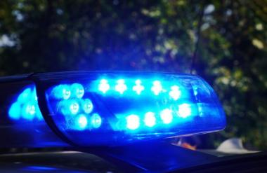 Opazili policiste, ustavili na travi in pobegnili iz avta, ki ni bil prijavljen