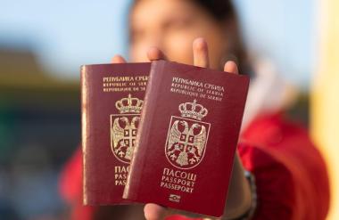 Srbski potni listi za rusko elito: kdo jih je dobil in zakaj?