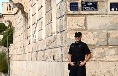 Policija proti Hrvatu uporabila prisilna sredstva, zatem je umrl