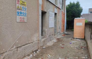 Po eksploziji v Rožni dolini: stanje poškodovanih stabilno, preiskava poteka