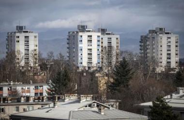 Kdo pravzaprav s posojilom kupuje nepremičnine v Sloveniji?
