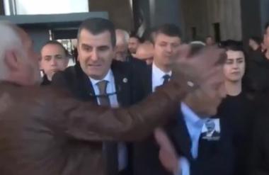 Turškega politika napadel moški, ki je ubil svoja otroka #video