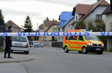 Krvav obračun sredi belega dne: Policisti obveščeni o streljanju, nato odkrili dve trupli