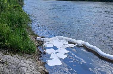 Sprehajalci v šoku, v Savinjo se je iz jaška iztekala nenavadna tekočina