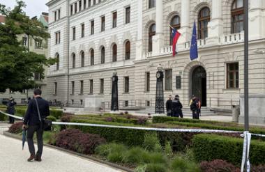 Policija v središču Ljubljane: poteka evakuacija iz sodne stavbe #video