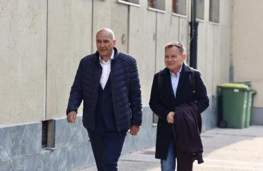Toliko Janša zahteva od države, zaenkrat je prejel le 44 tisočakov