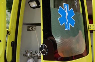 Močno počilo pri Postojni: dve žrtvi, otrok s helikopterjem v UKC