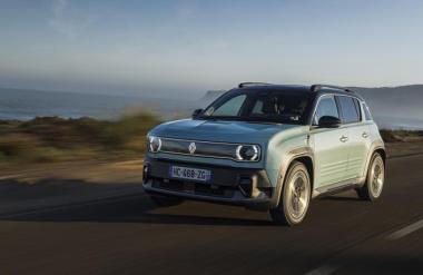 Vpričo šefa znamke Renault smo prvič vozili novi renault 4