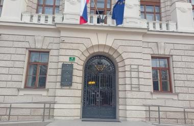 Trem sodiščem po Sloveniji grozili, da jih bodo napadli z droni