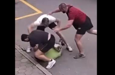 VIDEO: Brutalen obračun v Ljubljani: Moški napadel žensko, nato prijel orožje in streljal