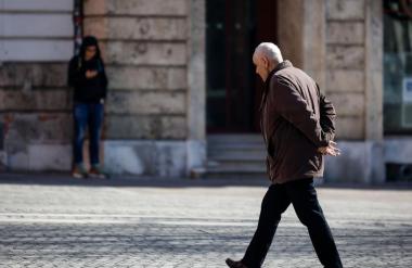 Tujcem najvišji dodatek, našim upokojencem pa glede na višino pokojnine?