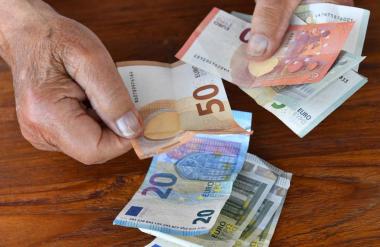 Zavarovalnica od upokojenca z 830 evri penzije hoče milijone