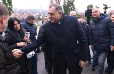 Dodik kljub nalogu za privedbo obiskal vojašnico v Banjaluki