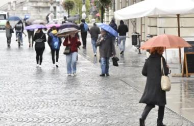 Padavine: Do kdaj bomo še potrebovali dežnike?