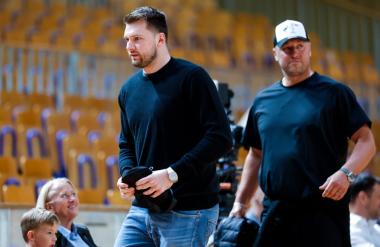 Luka Dončić v središču vrveža (VIDEO)