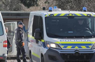 45-letnik tako močno pretepel mamo, da je končala v bolnišnici