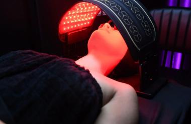 Revolucija v negi kože: Zakaj je LED terapija postala hit estetske medicine