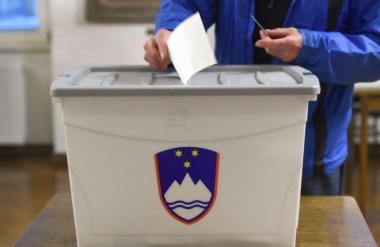 Referendum o umetniških pokojninah: Volilna udeležba do 11. ure podpovprečna