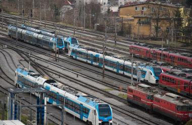 Izredno obvestilo Slovenskih železnic, zaradi vandalizma stojijo vlaki