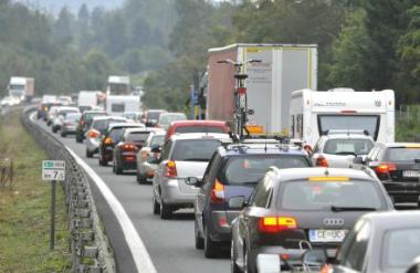 Promet proti Ljubljani ustavljen, huda nesreča na avtocesti