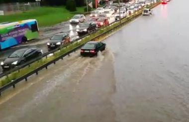 Beograd zajelo močno neurje