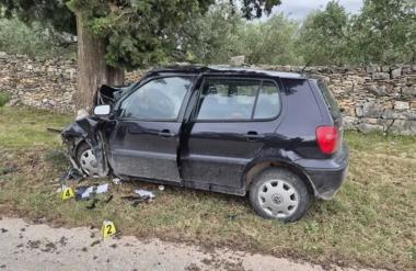 Z avtom priletela naravnost v drevo, otrok v kritičnem stanju