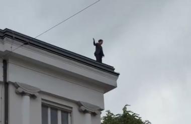 Poslanec SDS na strehi parlamenta: 