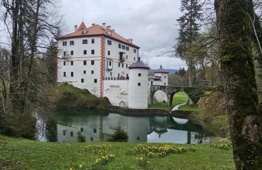 FOTO: Snežnik - med grajsko eleganco in razbitimi okni pozabljenih hiš