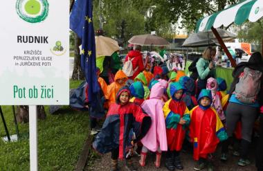 (FOTO) Tridnevni praznik Poti ob žici: Kljub dežju otroci razigrani