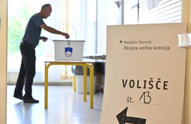 Volivci povedali svoje: Zakon o dodatku umetnikom dobil rdečo luč