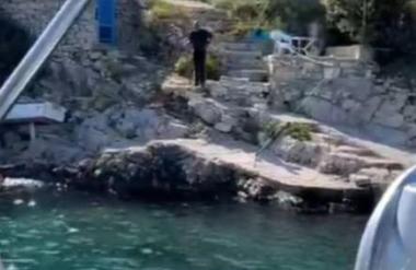 Drama na Korčuli: V turiste na jadrnici metal kamenje in kričal, da jih bo ubil