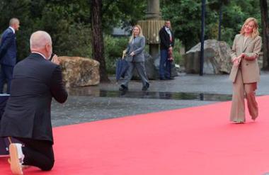 Albanski premier v Tirani na kolenih v dežju sprejel italijansko kolegico #video