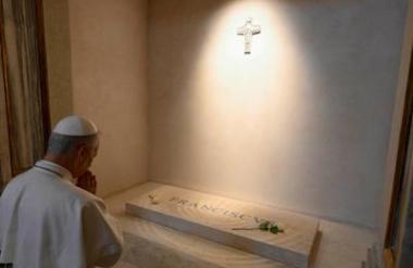 Papež Leon XIV. obiskal grobnico svojega predhodnika