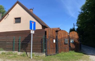 Podrobnosti tragedije na Štajerskem: Sin odšel v trgovino, psi medtem do smrti pogrizli mamo