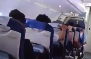 Letalo z 227 potniki zajela toča, v kabini je izbruhnila panika #video
