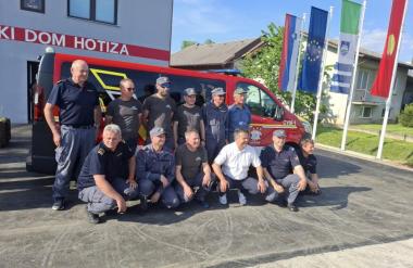FOTO in VIDEO: Hotiza prejela novo gasilsko vozilo