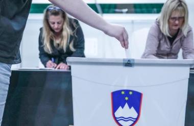 Drugi dan glasovanja na referendumu o dodatkih k pokojninam umetnikov udeležba 0,54 odstotka
