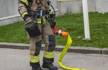 Ogenj zajel stanovanjsko hišo v Kungoti, na Vrhniki zagorela novogradnja