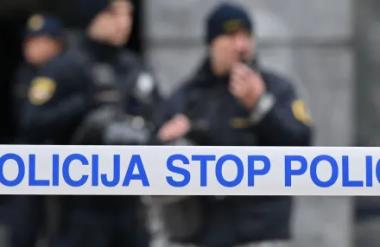 Družinska tragedija pretresa Slovenijo: Sin brutalno napadel svojo mamo, ta končala v bolnišnici
