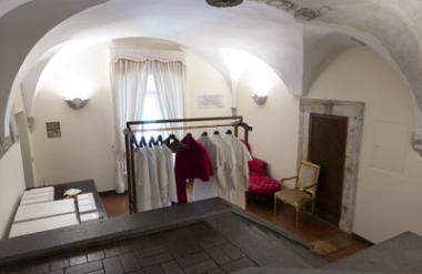 Soba, v katero gre novi papež takoj po izvolitvi: tam se preobleče, zmoli in zajoka