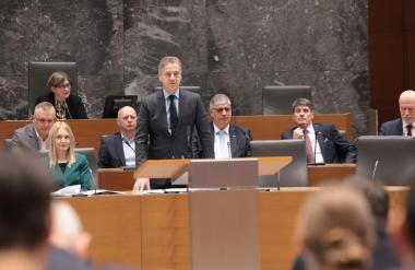 Skoraj dva milijona za pogostitve, tako se zagovarja Golob