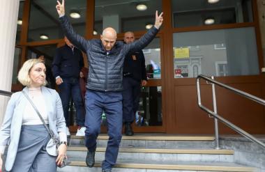 Ljudstvu drobiž, izbrancem prestiž