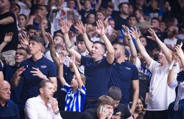 Kaos v Podgorici: Poglejte, kaj je letelo na parket