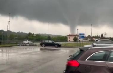 Severno od Vidma divjal tornado, trombe pustošile v beneški provinci #video