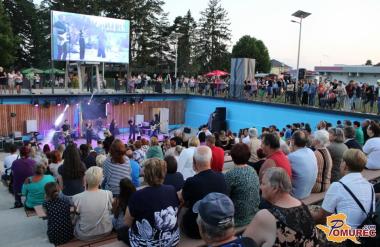 FOTO in VIDEO: Eva Boto zaokrožila praznični večer v Radencih s toplino in glasbo