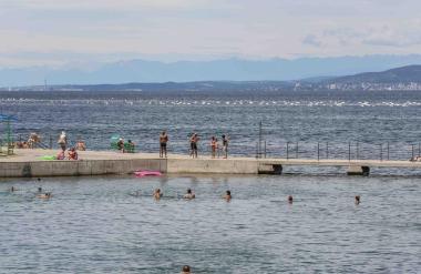 Preplah na plaži na Debelem rtiču: Ženski poskušata odpeljati otroka!